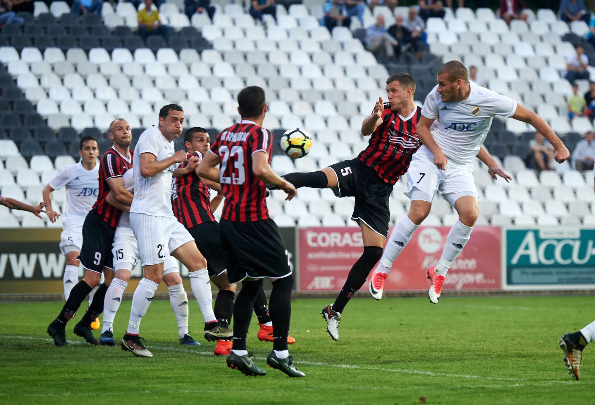 Mudrinski pokušava da postigne gol protiv Voždovca - Ognjen Mudrinski,Darko Puškarić,Miladin Stevanović | FkCukaricki